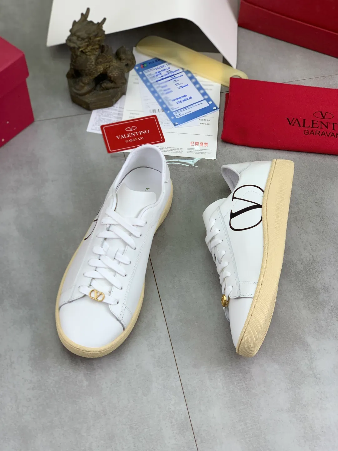 Men's men's shoes 💰P520 New style 💰 Top version Valentino Valentino 25/ Royco series Cherry 🍒Couple style Casual sneakers White shoes Original purchase and development Production Classic and timeless low-top sneakers outline a lazy silhouette, supplemented by low-key and restrained brand details, evolved into a must-have item in the wardrobe, comfortable and versatile!  ✔️Fabric: Original customized first-layer cowhide ✔️Inner lining: Imported breathable sheep lining ✔️Sole: Original molded anti-slip rubber material ✔️Size: 38-45